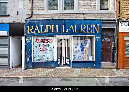 Vernachlässigter und stillgedienteter Laden in der Küstenstadt Stockfoto