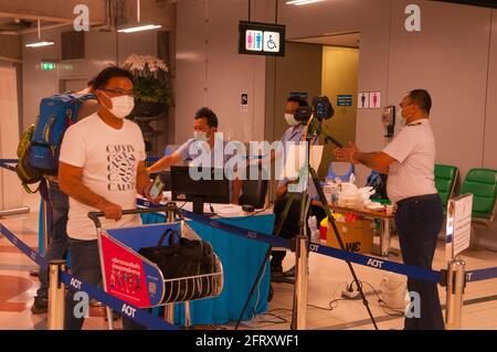 Fluggäste, die Gesichtsschutzmasken oder -Abdeckungen tragen, durchlaufen den Thermoscan am internationalen Flughafen Suvarnabhumi während der Coronavirus-Epidemie. Bangkok, Thailand. 27. Februar 2020. © Kraig Lieb Stockfoto