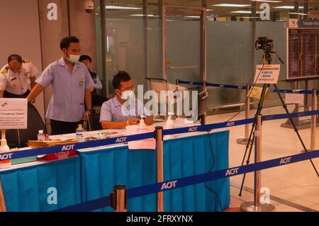 Gesundheitshelfer, die Gesichtsschutzmasken tragen, beobachten den Thermoscan auf dem internationalen Flughafen Suvarnabhumi während der Coronavirus-Epidemie. Bangkok, Thailand. 27. Februar 2020. © Kraig Lieb Stockfoto