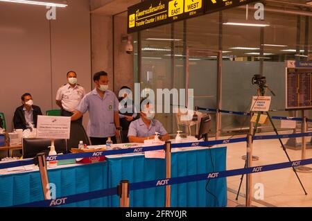 Gesundheitsbeamte und Sicherheitskräfte, die Gesichtsschutzmasken tragen, beobachten den Thermoscan auf dem internationalen Flughafen Suvarnabhumi während der Coronavirus-Epidemie. Bangkok, Thailand. 27. Februar 2020. © Kraig Lieb Stockfoto