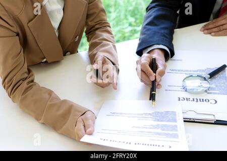 Richter oder Rechtsanwalt im Gespräch mit Team oder Client über Rechtsberatung Detail und Vorbereitung auf Vertragsvereinbarung, Anwaltskanzlei Konzept zu unterzeichnen. Stockfoto