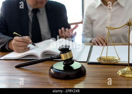 Richter oder Rechtsanwalt im Gespräch mit Team oder Client über Rechtsberatung Detail, Anwaltskanzlei Konzept. Stockfoto