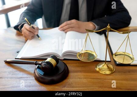 Richter oder Rechtsanwalt haben gavel mit Balance Arbeit im Büro in Anwaltskanzlei Konzept. Stockfoto