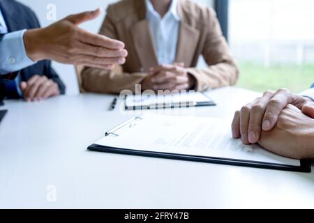 Businessman Gruppe im Büro, sitzen junge asiatische Menschen und sprechen mit Lebenslauf beim Vorstellungsgespräch als Kandidat für einen Job in großen Unternehmen. Karriere und Recrui Stockfoto