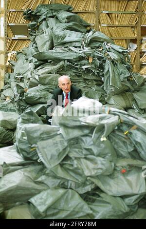 Der schottische Bildungsminister Sam Galbraith mit dem Berg der Postsäcke, die Standard- und höhere Schulergebnisse enthalten, bei der Scottish Qualifications Authority, Dalkeith Headquarters, heute (Donnerstag 5/8/99). Stockfoto