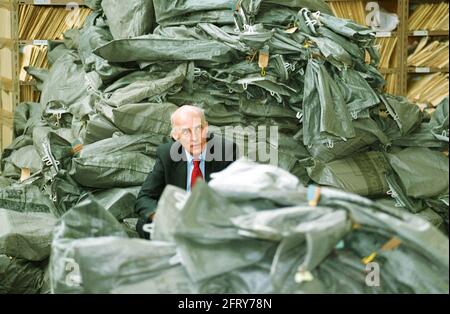 Der schottische Bildungsminister Sam Galbraith mit dem Berg der Postsäcke, die Standard- und höhere Schulergebnisse enthalten, bei der Scottish Qualifications Authority, Dalkeith Headquarters, heute (Donnerstag 5/8/99). Stockfoto