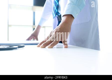 Doktor stehen auf dem Tisch mit Röntgenfilm, Gehirn ct-Scan Stockfoto