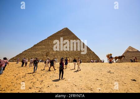 18. April 2021. Ägypten, Kairo - Gizeh. Allgemeine Ansicht der Pyramiden Stockfoto