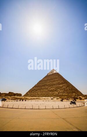 18. April 2021. Ägypten, Kairo - Gizeh. Allgemeine Ansicht der Pyramiden Stockfoto