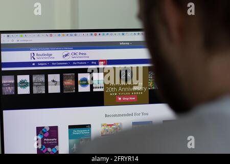 New York, USA - 1. Mai 2021: Routledge-Unternehmenswebsite auf dem Bildschirm, illustrative redaktionelle Darstellung Stockfoto