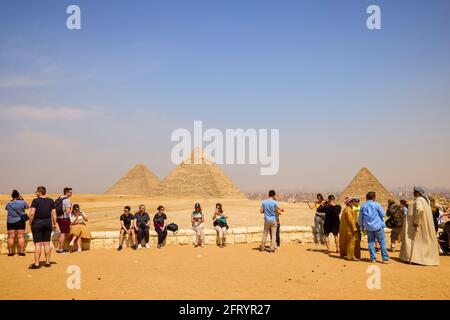 18. April 2021. Ägypten, Kairo - Gizeh. Allgemeine Ansicht der Pyramiden Stockfoto
