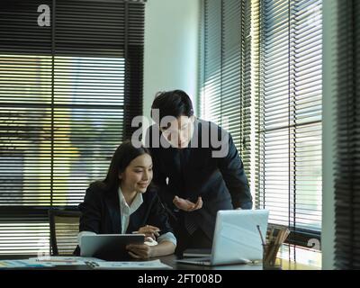Porträts von Geschäftsleuten, die bei modernen Meetings mit einem Laptop zusammenarbeiten Zimmer Stockfoto