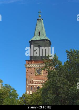 Glockenturm der Turku-Kathedrale an einem sonnigen Sommertag in Turku, Finnland Stockfoto