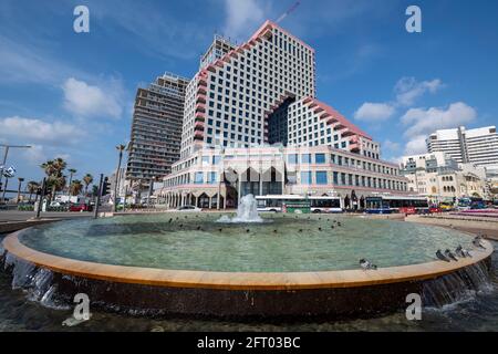 Der neue, moderne Wohn- und GeschäftsOpera-Turm wurde über den Resten des alten Opernhauses am Strand von Tel Aviv erbaut. Israel Stockfoto