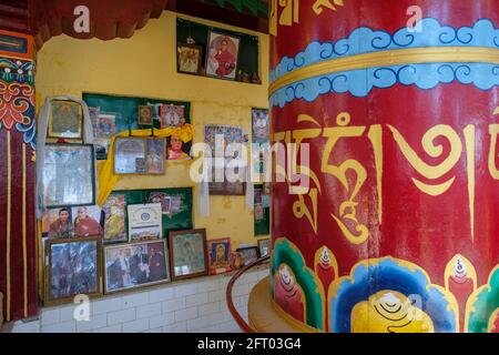 McLeod Ganj, Indien - 2021. Mai: Gebetsrad mit Bildern des Dalai Lama im Tsuglagkhang-Komplex am 21. Mai 2021 in Dharamshala, Himachal Pradesh Stockfoto