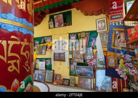 McLeod Ganj, Indien - 2021. Mai: Gebetsrad mit Bildern des Dalai Lama im Tsuglagkhang-Komplex am 21. Mai 2021 in Dharamshala, Himachal Pradesh Stockfoto