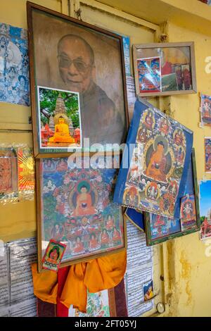 McLeod Ganj, Indien - 2021. Mai: Bild des Dalai Lama mit Zeichnungen Buddhas im Tsuglagkhang-Komplex am 21. Mai 2021 in Dharamshala. Stockfoto