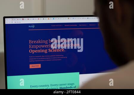 New York, USA - 1. Mai 2021: PLOS-Unternehmenswebsite auf dem Bildschirm, illustratives Editorial Stockfoto