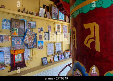 McLeod Ganj, Indien - 2021. Mai: Gebetsrad mit Bildern des Dalai Lama im Tsuglagkhang-Komplex am 21. Mai 2021 in Dharamshala, Himachal Pradesh Stockfoto