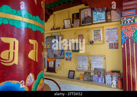 McLeod Ganj, Indien - 2021. Mai: Gebetsrad mit Bildern des Dalai Lama im Tsuglagkhang-Komplex am 21. Mai 2021 in Dharamshala, Himachal Pradesh Stockfoto