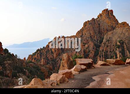 Rote Badlands genannt Calanques de Piana in Korsika Frankreich mit Die Straße namens D81 Stockfoto