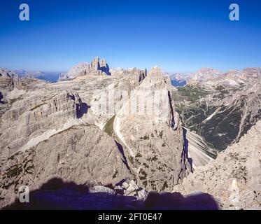 Allgemeine Szene mit Blick auf die berühmten drei Türme, auf Deutsch als drei Zinnen bekannt, aber poetischer auf Italienisch als die drei Zinnen di Laverado in der Region Sexten-Sexten in den italienischen Dolomiten benannt. Stockfoto