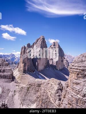 Italien. Das Bild zeigt die berühmten drei Türme, die auf Deutsch drei Zinnen heißen, aber auf Italienisch poetischer als die drei Zinnen di Laverado in der Region Sexten-Sexten im Osten der italienischen Dolomiten benannt sind. Während des Ersten Weltkriegs, bekannt als der Weiße Krieg, stellten die Gipfel eine natürliche Barriere zwischen den Italienern und den streikenden Österreichern dar, wobei die Front durch die Gipfel lief. Stockfoto