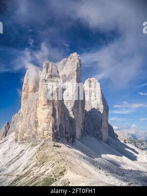 Italien. Das Bild zeigt die berühmten drei Türme, die auf Deutsch drei Zinnen heißen, aber auf Italienisch poetischer als die drei Zinnen di Laverado in der Region Sexten-Sexten im Osten der italienischen Dolomiten benannt sind. Während des Ersten Weltkriegs, bekannt als der Weiße Krieg, stellten die Gipfel eine natürliche Barriere zwischen den Italienern und den streikenden Österreichern dar, wobei die Front durch die Gipfel lief. Stockfoto