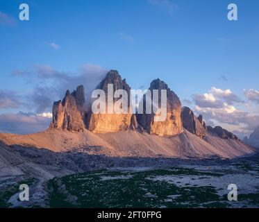 Italien. Das Bild zeigt die berühmten drei Türme, die auf Deutsch drei Zinnen heißen, aber auf Italienisch poetischer als die drei Zinnen di Laverado in der Region Sexten-Sexten im Osten der italienischen Dolomiten benannt sind. Während des Ersten Weltkriegs, bekannt als der Weiße Krieg, stellten die Gipfel eine natürliche Barriere zwischen den Italienern und den streikenden Österreichern dar, wobei die Front durch die Gipfel lief. Stockfoto