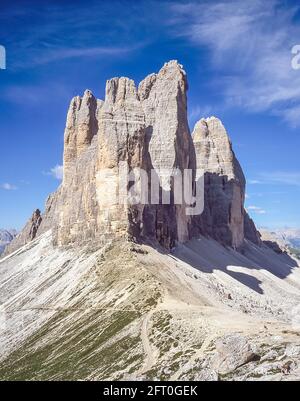 Italien. Das Bild zeigt die berühmten drei Türme, die auf Deutsch drei Zinnen heißen, aber auf Italienisch poetischer als die drei Zinnen di Laverado in der Region Sexten-Sexten im Osten der italienischen Dolomiten benannt sind. Während des Ersten Weltkriegs, bekannt als der Weiße Krieg, stellten die Gipfel eine natürliche Barriere zwischen den Italienern und den streikenden Österreichern dar, wobei die Front durch die Gipfel lief. Stockfoto