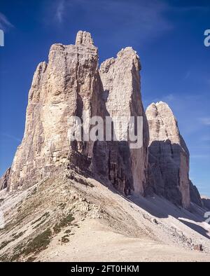Italien. Das Bild zeigt die berühmten drei Türme, die auf Deutsch drei Zinnen heißen, aber auf Italienisch poetischer als die drei Zinnen di Laverado in der Region Sexten-Sexten im Osten der italienischen Dolomiten benannt sind. Während des Ersten Weltkriegs, bekannt als der Weiße Krieg, stellten die Gipfel eine natürliche Barriere zwischen den Italienern und den streikenden Österreichern dar, wobei die Front durch die Gipfel lief. Stockfoto