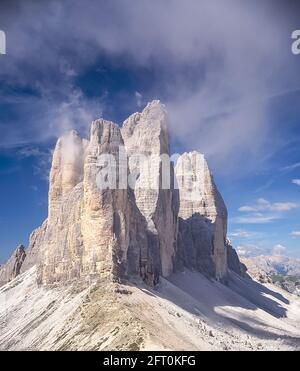 Italien. Das Bild zeigt die berühmten drei Türme, die auf Deutsch drei Zinnen heißen, aber auf Italienisch poetischer als die drei Zinnen di Laverado in der Region Sexten-Sexten im Osten der italienischen Dolomiten benannt sind. Während des Ersten Weltkriegs, bekannt als der Weiße Krieg, stellten die Gipfel eine natürliche Barriere zwischen den Italienern und den streikenden Österreichern dar, wobei die Front durch die Gipfel lief. Stockfoto