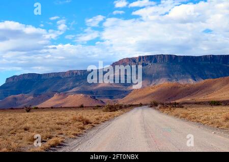 Die einsame Straße in die Swartberg Mountains Stockfoto