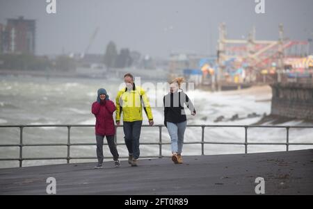 In Southsea, Hampshire, wandern die Menschen entlang der Küste, und Wind und Regen prognostizierten, dass Großbritannien am ersten Freitag verwüstet werden wird, an dem Menschen in großen Gruppen außerhalb Englands zusammentreffen durften. Bilddatum: Freitag, 21. Mai 2021. Stockfoto