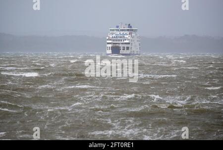 Die Wightlink-Fähre St. Clare macht ihren Weg über die raue See im Solent von der Isle of Wight nach Portsmouth, und Wind und Regen werden das Vereinigte Königreich am ersten Freitag, den Menschen in großen Gruppen außerhalb Englands treffen dürfen, heimtückisch heimgesucht. Bilddatum: Freitag, 21. Mai 2021. Stockfoto