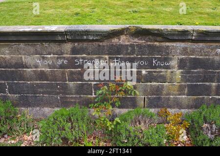 Gartenmauer in Keele Hall Gelände mit dem Zitat "Sie Sind stärker, als Sie wissen', auf sie angekreist Stockfoto