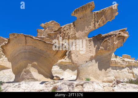 Fantastische Ansicht von kapriziösen Formen, die durch Erosion in den Bergen entstehen, Bolnuevo, Mazarron, Murcia, Spanien, Europa. Stockfoto