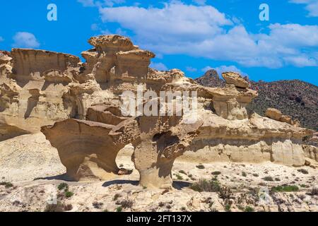 Fantastische Ansicht von kapriziösen Formen, die durch Erosion in den Bergen entstehen, Bolnuevo, Mazarron, Murcia, Spanien, Europa. Stockfoto