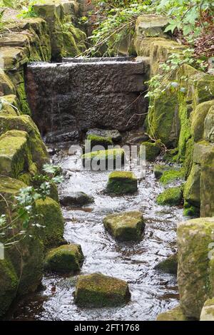 Wasserlauf auf dem Gelände der Keele Hall Stockfoto