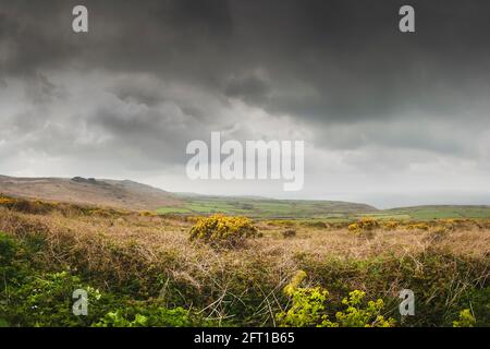 Ein spektakulärer Blick von der Straße B3306 aus Regenwolken, die sich über die Landschaft der Küste von Cornwall in West Cornwall sammeln. Die Straße wurde mit einem o gewählt Stockfoto