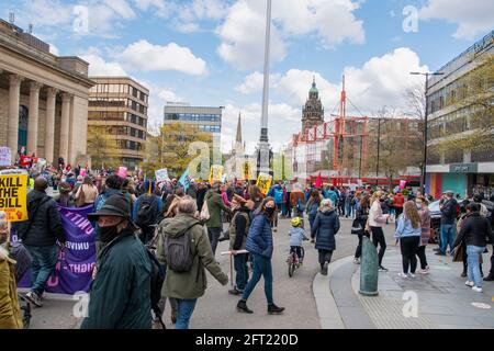 Sheffield, Großbritannien: 1. Mai 2021: Demonstranten marschieren am Rathaus, dem Internationalen Tag der Arbeiter und töten den Bill Protest, Devonshire Green Stockfoto