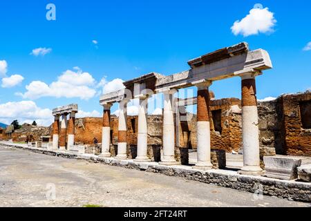 Reste der Forumskolonnade, die vor der Fassade des Gebäudes von Eumachia (Portico della Concordia Augusta) auf der östlichen Seite des Forums verläuft - archäologische Stätte Pompeji, Italien Stockfoto