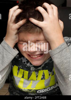 Frustration während der Schularbeit Stockfoto