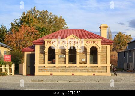 Das alte Post & Telegraph Office (1886), eines der vielen historischen Gebäude in der winzigen Stadt Ophir, Neuseeland Stockfoto