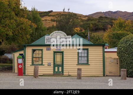 Historisches Gebäude von 'General Merchant, Post & Telegraph' (1871) in der winzigen Stadt Cardrona, Otago, Neuseeland Stockfoto