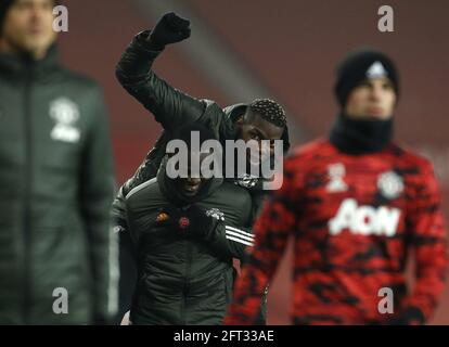 Aktenfoto vom 02-02-2021 von Eric Bailly (links) und Paul Pogba aus Manchester United scherzen vor dem Premier League-Spiel in Old Trafford, Manchester. Bilddatum: Dienstag, 2. Februar 2021. Ausgabedatum: Freitag, 21. Mai 2021. Stockfoto