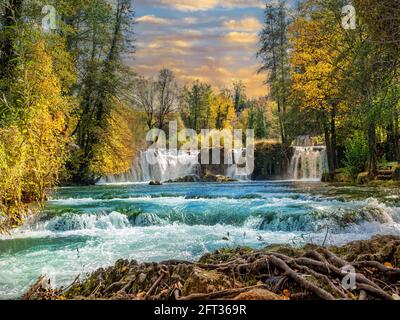 Naturnationalpark mit buntem Wald und Fluss, beleuchtet durch den Sonnenuntergang in der Herbstsaison in Rastoke, Kroatien Stockfoto