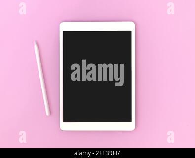 Tablet-Mockup-Bildschirm mit Stylus-Bleistift zum Zeichnen und Interpreten, farbenprächtiger rosa Hintergrund, Kopierbereich Stockfoto