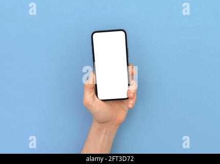 Mann Hand hält moderne Handy-Mockup auf hellen Pastell und bunten Hintergrund, kopieren Raum Foto Stockfoto