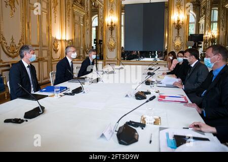 Paris, Frankreich. Mai 2021. Der französische Präsident Emmanuel Macron (2R) und NATO-Generalsekretär Jens Stoltenberg (2L) treffen sich am 21. Mai 2021 im Elysée-Palast in Paris, Frankreich. Foto von Julie Sebadelha/ABACAPRESS.COM Quelle: Abaca Press/Alamy Live News Stockfoto